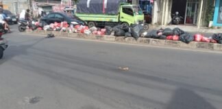 Sampah Bertebaran Sepanjang jalan Dewi Sartika Ciputat