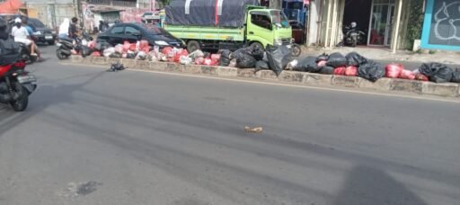Sampah Bertebaran Sepanjang jalan Dewi Sartika Ciputat