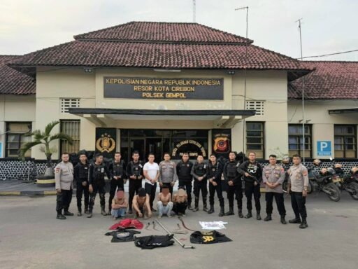 Tim Patroli Raimas Macan Kumbang 852 Polresta Cirebon Amankan 4 Pemuda yang Membawa Sajam