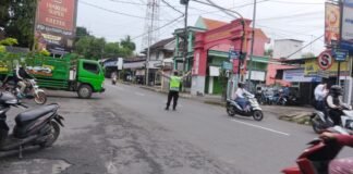 Polsek Ngimbang Gelar Kegiaiatan Commanderwish Pagi di Daerah Rawan Kemacetan