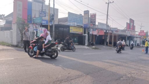 Polsek Ngimbang Giat Commanderwish Pagi di Daerah Rawan Kemacetan