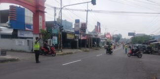 Demi Kelancaran Dan Cegah Kemacetan Polsek Ngimbang Giat Commanderwish Pagi