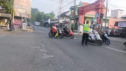 Polsek Ngimbang Giat Commanderwish Pagi di Daerah Rawan Kemacetan