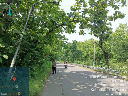 Antisipasi Pohon Tumbang Anggota jaga Polsek Ngimbang Gelar Patroli Di Jalur Rawan Bencana