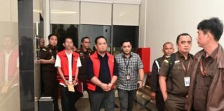 Dua tersangka korupsi Tunjangan Perum DPRD Kabupaten Bekasi ditahan Kejati Jabar