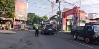 Polsek Ngimbang Secara Rutin Gelar Commanderwish Pagi Guna Antisipasi kemacetan