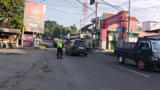 Polsek Ngimbang Secara Rutin Gelar Commanderwish Pagi Guna Antisipasi kemacetan
