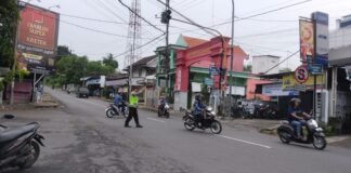 Polsek Ngimbang Secara Rutin Gelar Commanderwish Pagi Guna Antisipasi kemacetan