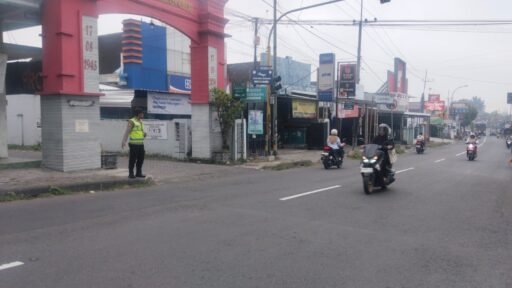 Polsek Ngimbang Secara Rutin Gelar Commanderwish Pagi Guna Antisipasi kemacetan