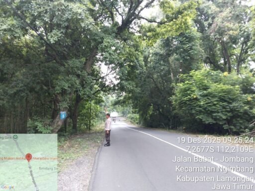Guna Antisipasi Pohon Tumbang Polsek Ngimbang Gelar Patroli Di Jalur Rawan Bencana