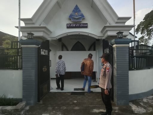 Polsek Ngimbang Gelar Pengamanan Ibadah Minggu Pagi Di Gereja GKJTU Dan GJWI Desa Ngasemlemahbang
