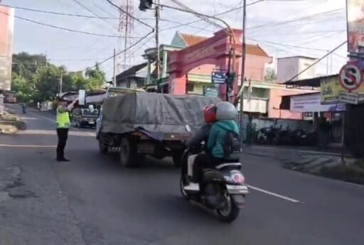 Polsek Ngimbang Secara Rutin Gelar Commanderwish Pagi Guna Antisipasi kemacetan