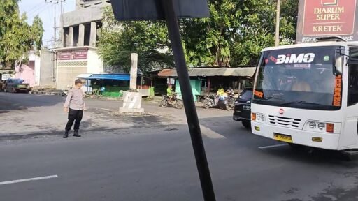 Polsek Ngimbang Secara Rutin Gelar Commanderwish Pagi Guna Antisipasi kemacetan
