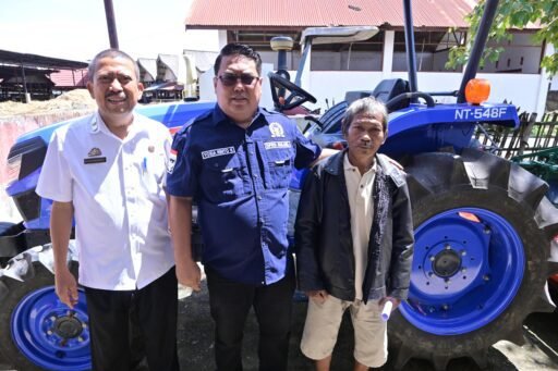Tiga Unit Alsintan Diserahkan Legislator Yosia Rinto Kepada 2 Kelompok Tani di Toraja Utara