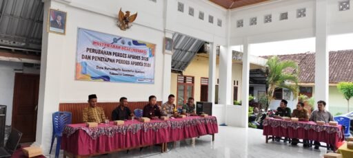Kapolsek Ngimbang Menghadiri Musdes Perubahan/Penetapan Perdes APBDDes 2025/2026 Desa Purwokerto