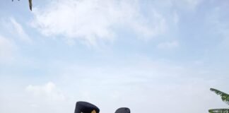 Kapolsek Blanakan Bersama Muspika dan Warga Tangani Tanggul Cibeuying Jebol