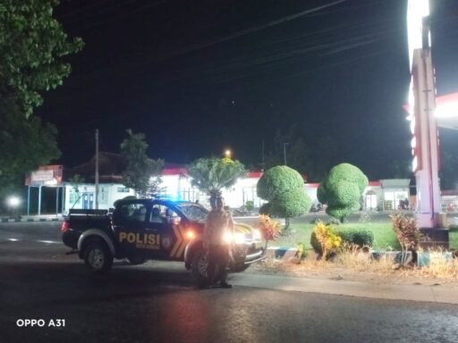 Anggota jaga Polsek Ngimbang Patroli Blue Light Guna Cegah Dan DayaTangkal 4C Di Malam Hari