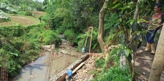 Bangun Tebing Sungai, Warga Desa Dukuh Kec. Ibun, Kab. Bandung