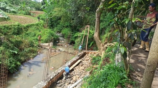 Bangun Tebing Sungai, Warga Desa Dukuh Kec. Ibun, Kab. Bandung