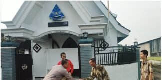Polsek Ngimbang Gelar Pengamanan Ibadah Minggu Pagi Di Gereja GKJTU Dan GJWI Desa Ngasemlemahbang