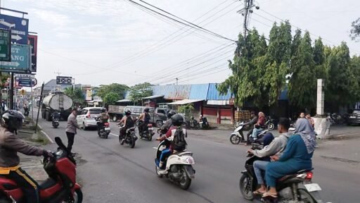 Demi Kelancaran Dan Cegah Kemacetan Polsek Ngimbang Giat Commanderwish Pagi