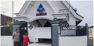 Polsek Ngimbang Gelar Pengamanan Ibadah Minggu Pagi Di Gereja GKJTU Dan GJWI Desa Ngasemlemahbang