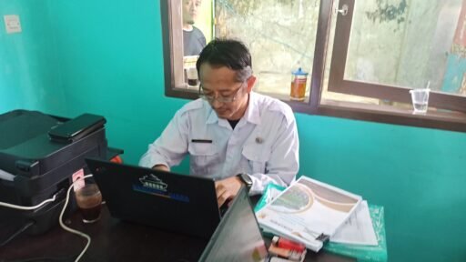 Asep Sutanto, S.Stp. MM. Camat Pacet Monev. Bantuan Keuangan Desa Tahun 2025