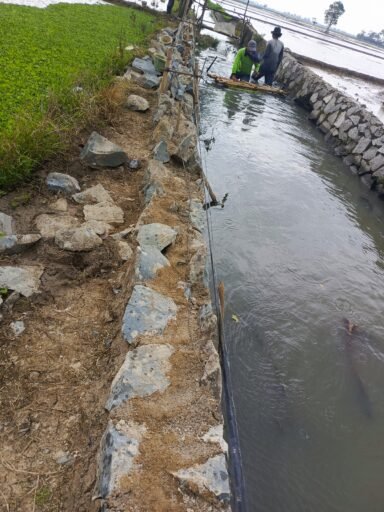 Proyek Turap Saluran di Desa Gempol Banyusari Karawang Disorot, Diduga Dikerjakan Asal-asalan