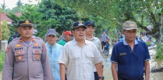 Bupati Pasaman Welly Suhery tinjau langsung warga terdampak banjir Rao selatan.