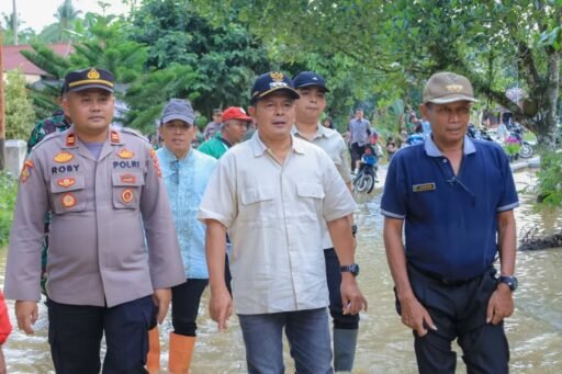Bupati Pasaman Welly Suhery tinjau langsung warga terdampak banjir Rao selatan.