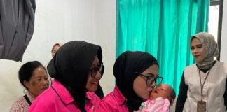Dalam Gendongan Ketua Bhayangkari, Bayi Kayangan Mendapat Pelukan Pertamanya