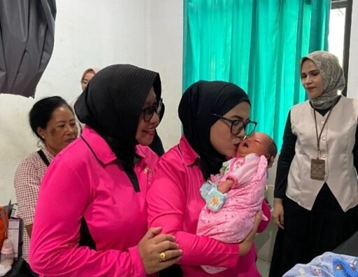 Dalam Gendongan Ketua Bhayangkari, Bayi Kayangan Mendapat Pelukan Pertamanya