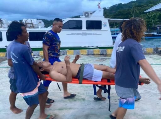 Ditpolairud Polda NTB Gercep Evakuasi Warga Terpeleset dan Patah Tulang di Gili Trawangan