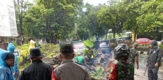 Bhabinkamtibmas Polsek Sandubaya Dampingi Pemeriksaan HIV/AIDS di Kos-kosan Cakranegara