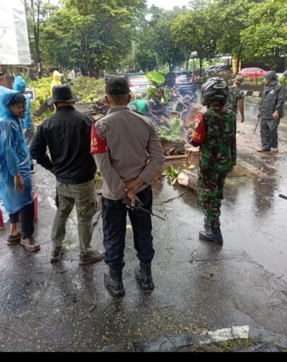 Bhabinkamtibmas Polsek Sandubaya Dampingi Pemeriksaan HIV/AIDS di Kos-kosan Cakranegara