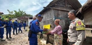 Gerakan 1.000 Rupiah, Ditpolairud Polda NTB Salurkan Beras tuk Korban Banjir Sekotong