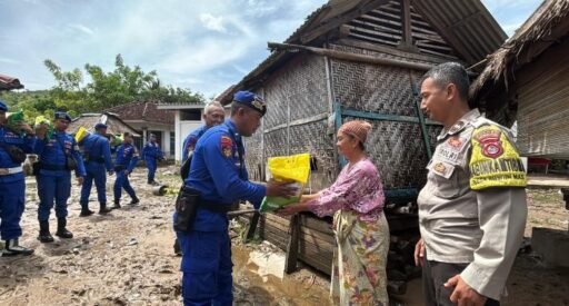 Gerakan 1.000 Rupiah, Ditpolairud Polda NTB Salurkan Beras tuk Korban Banjir Sekotong