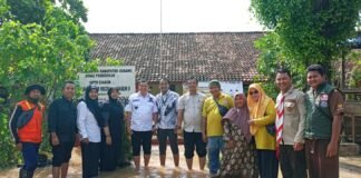 Istihanah, S.Ag. Turun Langsung Pimpin Guru Bersihkan SDN Ciasem 2 Meski Masih Banjir