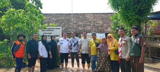 Istihanah, S.Ag. Turun Langsung Pimpin Guru Bersihkan SDN Ciasem 2 Meski Masih Banjir