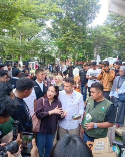 Ribuan Warga Subang Sambut Antusias Kehadiran Raffi Ahmad dan Nagita Slavina di Alun-Alun Subang