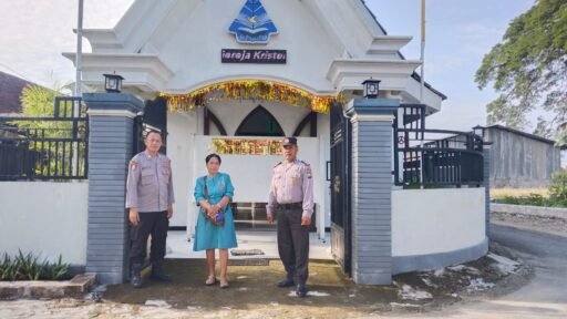 Polsek Ngimbang Gelar Pengamanan Ibadah Buka Tahun Di Gereja GKJTU Dan GJWI Desa Ngasemlemahbang