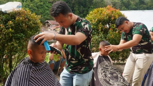 Kodim 0210/Tapanuli Utara Gelar Cukur Rambut Gratis untuk Anak Pengungsi Pascabencana