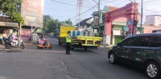 Personil Polsek Ngimbang Secara Rutin Gelar Commanderwish Pagi Guna Antisipasi kemacetan