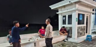 Personil Polsek Ngimbang Gelar Patroli Blue Light Guna Antisipasi 4C Di Daerah Rawan Kriminal