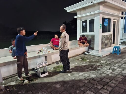 Personil Polsek Ngimbang Gelar Patroli Blue Light Guna Antisipasi 4C Di Daerah Rawan Kriminal