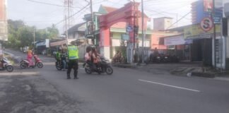 Personil Polsek Ngimbang Secara Rutin Gelar Commanderwish Pagi Guna Antisipasi kemacetan