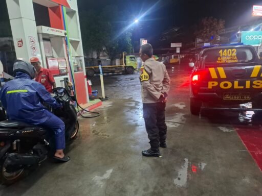 Dalam Upaya Wilayah Kondusif Dan Antisipasi 4C Polsek Ngimbang Gelar Patroli Blue Light
