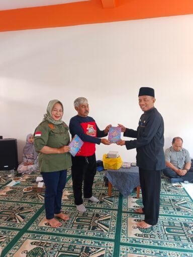 IKA SMAN 25 BANDUNG SERAHKAN WAKAF AL-QUR’AN