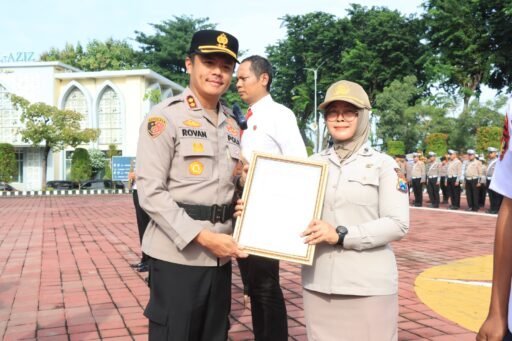 Kapolres Gresik Beri Penghargaan, Dedikasi Polisi dan Warga Jadi Teladan