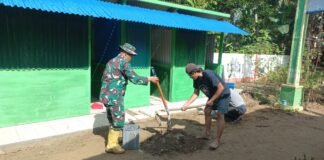 Satgas Koramil Batang Toru Percepat Pembangunan MCK Pengungsi di Aek Ngadol
